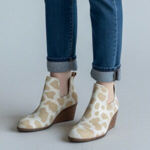 Toms Kallie Women's Wedge Ankle Booties Doe Cow Printed Suede Size 7
